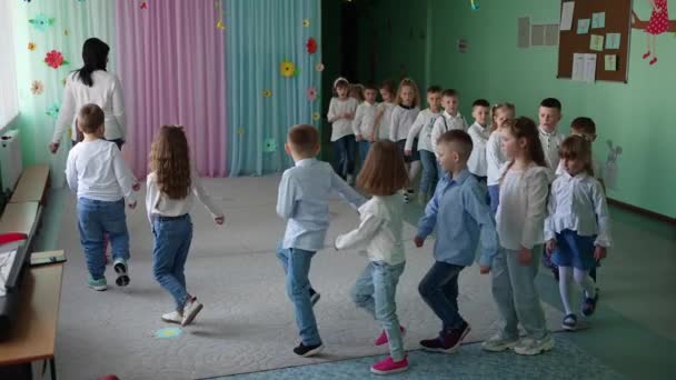 Öğretmen Anaokulunda Çocuklarla Fiziksel Isınma Çalışması Yapıyor — Stok video