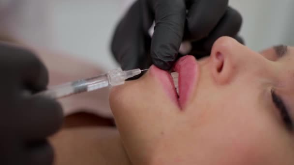 Mărirea Buzelor Beautician Injectează Acid Hialuronic Buzele Unei Fete Seringă — Videoclip de stoc