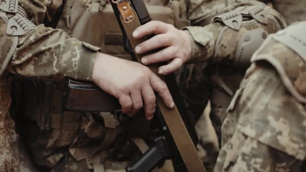Soldado Tem Uma Espingarda Assalto Kalashnikov Nas Mãos Mãos Militar — Vídeo de Stock