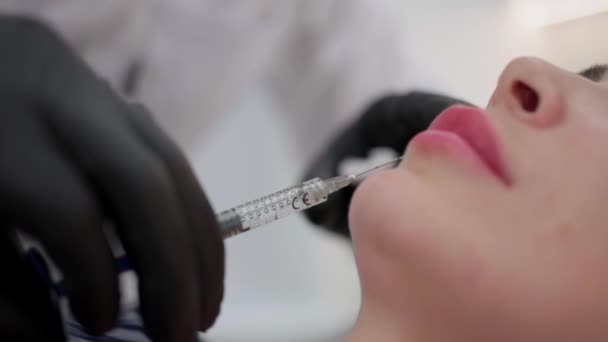 Vrouw Ondergaat Lipvergroting Bij Schoonheidsspecialiste Cosmetoloog Injecteert Geneesmiddel Met Spuit — Stockvideo