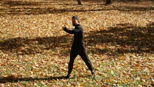 Молодой Человек Занимается Спортом Осеннем Парке Спортивный Стиль Жизни — стоковое видео