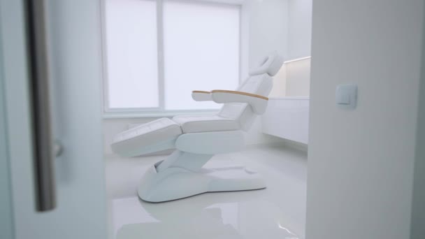 現代の美容クリニック 大きな窓のある白い部屋 化粧品キャビネット — ストック動画