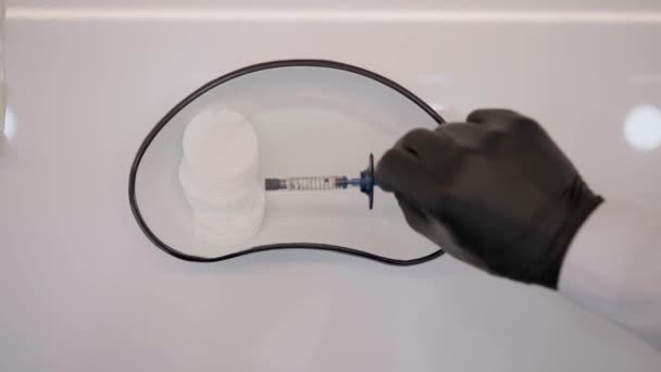 Eine Ärztin Schwarzen Handschuhen Steckt Eine Spritze Für Spritzen Eine — Stockvideo