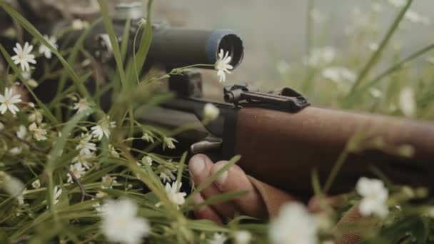 Sniper Est Couché Dans Herbe Visé Mitrailleuse Sur Cible — Video