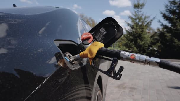 ガソリンスタンドで車を給油 ステーションポンプのガス燃料で車を給油 — ストック動画