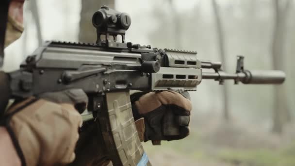 Soldat Hält Kalaschnikow Sturmgewehr Der Hand Hände Eines Militärangehörigen Taktischen — Stockvideo