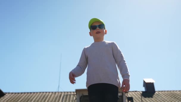 Дитина Розважається Сільській Фермі Стоячи Тракторі — стокове відео