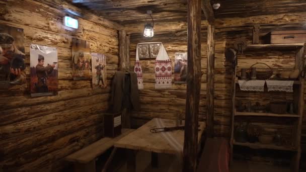 古老的博物馆陈列在一座古老的农村木头房子里 — 图库视频影像