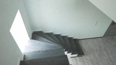 İki katlı geniş bir evi var.