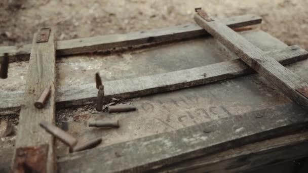 Granaten Fallen Aus Nächster Nähe Auf Eine Alte Hölzerne Munitionskiste — Stockvideo