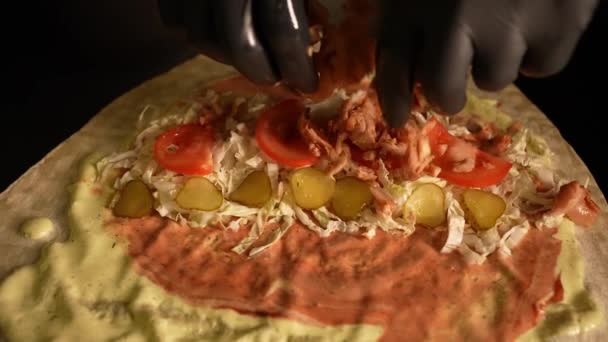 Chef Adicionando Ingredientes Queijo Duro Pão Para Fazer Sanduíche Shawarma — Vídeo de Stock