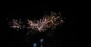 Gece gökyüzünde havai fişek gösterisi