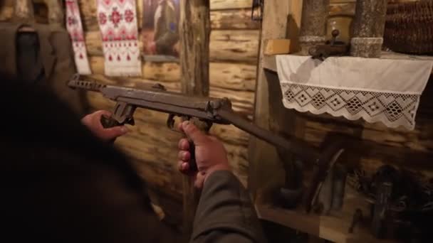 Чоловік Тримає Автомат Часів Української Повстанської Армії — стокове відео
