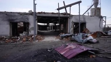 Ukrayna 'nın bir şehrinde topçu bombardımanı sonucu yıkılan bir bina. Rusya Ukrayna 'ya saldırdı ve barış dolu şehirleri bombalıyor, binaları ve evleri yıkıyor..