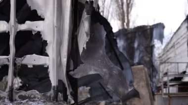 Yıkılmış bir ev, düşman füzeleri, bir felaket sahnesi. Binaların yıkılması, yangın, enkaz patlamaları ve savaşın sonuçları..