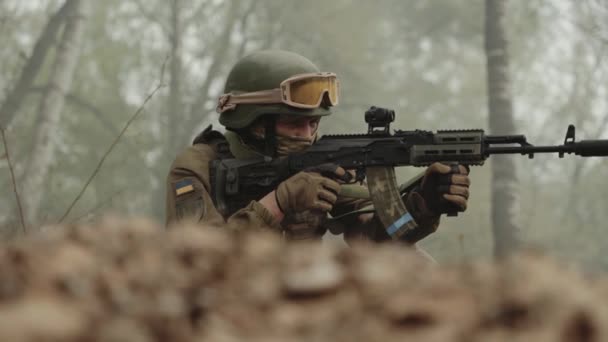 Gros Plan Homme Armé Camouflage Tirer Regardant Ennemi Debout Dans — Video