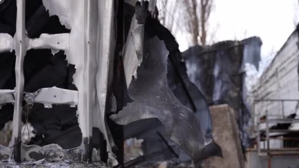 Zniszczony Dom Rakiety Wroga Miejsce Katastrofy Zniszczenie Budynków Pożar Pozostałości — Wideo stockowe