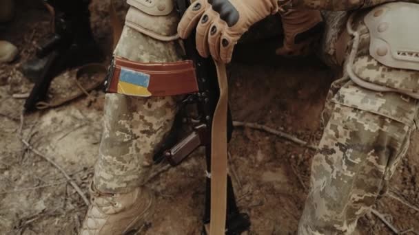 Großaufnahme Der Männlichen Hände Eines Ukrainischen Soldaten Mit Einem Kalaschnikow — Stockvideo