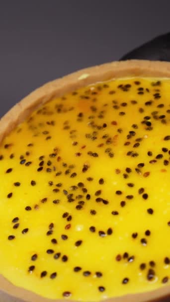 Der Konditor Dekoriert Die Torte Mit Gelbem Dessert Zuckerguss Für — Stockvideo