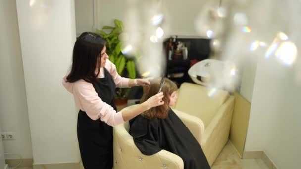 Fryzjer Robi Fryzurę Dla Małej Dziewczynki Nożyczkami Salonie Kobieta Salonie — Wideo stockowe