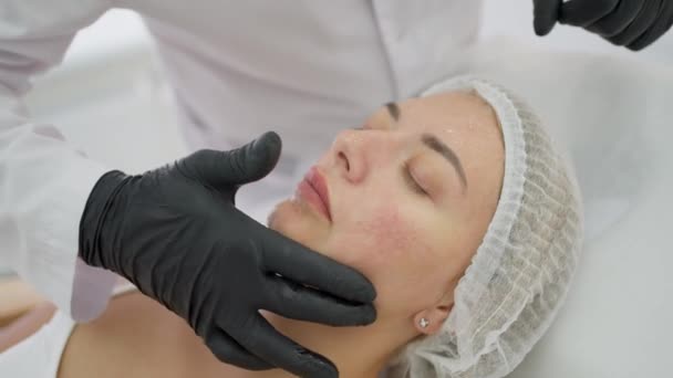 Kosmetolog Aplikuje Hydratační Krém Gel Pokožku Obličeje Profesionální Kosmetický Zákrok — Stock video
