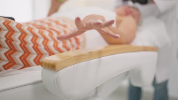 Dívka Leží Gauči Během Lékařské Procedury Trpí Bolestí — Stock video