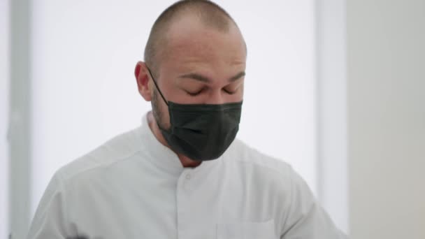 Doktor Nosí Klinice Masku Mluví Pacientem Během Návštěvy Klinice Podporuje — Stock video