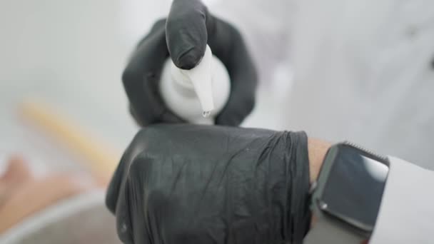 Mężczyzna Rękawiczkach Ochronnych Przycisnąć Butelki Żelu Dezynfekującego Zabiegów Medycznych — Wideo stockowe