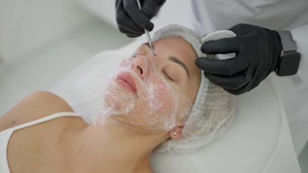 Profesionální Kosmetolog Provádí Mechanické Čištění Obličeje Pacienta Salonu Krásy Péče — Stock video