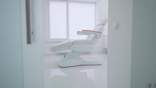 パノラマの窓と白い快適な椅子がある大きな明るいオフィス 化粧品サロンなど — ストック動画