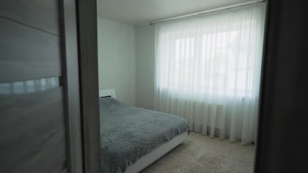 Interior Pequeño Dormitorio Con Una Cama Doble Blanca Una Gran — Vídeos de Stock
