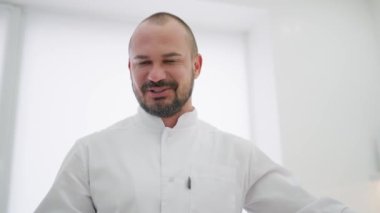 Profesyonel tıp elbisesi içinde kafasında evet işareti olan tatmin olmuş bir doktorun portresi. Adam izin verir, onaylar..