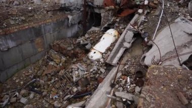 Düşman füzesi tarafından vurulan bir ev.