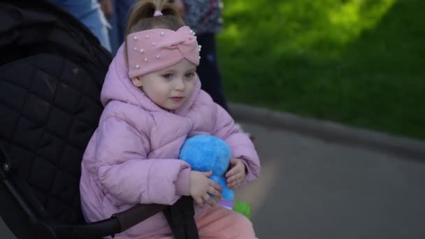 Een Klein Meisje Een Wandelwagen Rijdt Door Het Park — Stockvideo