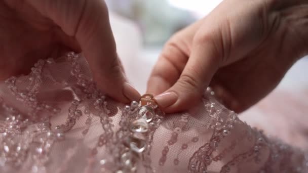 Primo Piano Dei Bottoni Fissaggio Delle Mani Femminili Sul Vestito — Video Stock