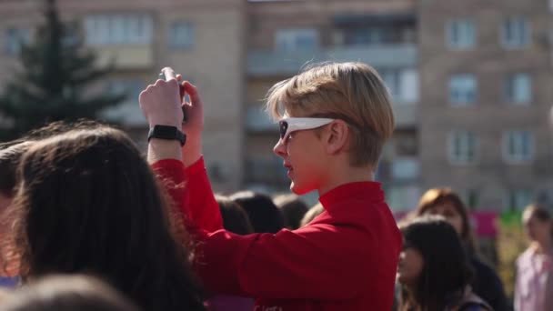 Ένας Νεαρός Ταινίες Γυαλιά Ηλίου Ερμηνευτές Εμφανίζονται Ένα Κινητό Τηλέφωνο — Αρχείο Βίντεο