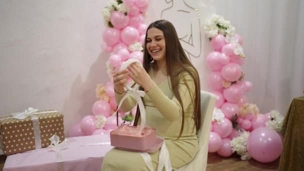 Krásná Mladá Těhotná Žena Sedí Otevírání Dárky Roztomilé Oblečení Pro — Stock video