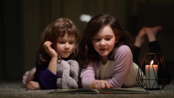 Dzieci Czytają Książkę Patrzą Zdjęcia Uczą Się Leżąc Puszystym Dywanie — Wideo stockowe