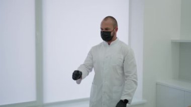 Medikal Doktor Sanal Panel Sunumu Erkek Fütüristik Ekran Üzerinde Çalışıyor