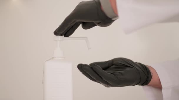 ヒトの手は Covid 19パンデミックの間に消毒用アルコールゲルディスペンサーを押す 男はコロナウイルスの拡散を防ぐために手を洗うために液体石鹸を使用しています — ストック動画