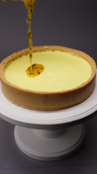 Panadero Derrama Glaseado Amarillo Sobre Pastel Navideño Para Decorar Primer — Vídeos de Stock