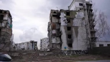 Çok katlı bir çavdar evi Ukrayna 'daki Rus bombardımanı sonucu yıkıldı.