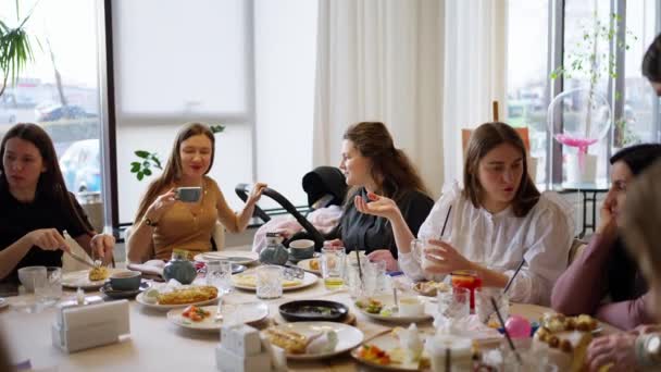 Schöne Junge Freunde Versammelten Sich Einem Tisch Einem Restaurant Köstlich — Stockvideo