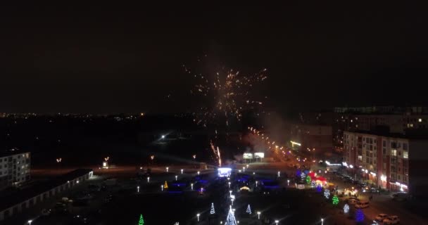 Яскраві Святкові Феєрверки Вночі Небі Центрі Міста Зняті Безпілотника — стокове відео