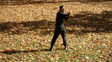 Yakışıklı genç sporcu dışarıda egzersiz yapıyor.