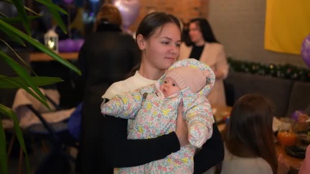 Jovem Feliz Segurando Bonito Pequena Menina Bebê Confortá — Vídeo de Stock