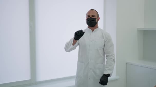 Lekarz Rękawiczkach Używający Wyświetlacza Technologii Diagnozowania Pacjenta Koncepcja Przyszłego Interfejsu — Wideo stockowe