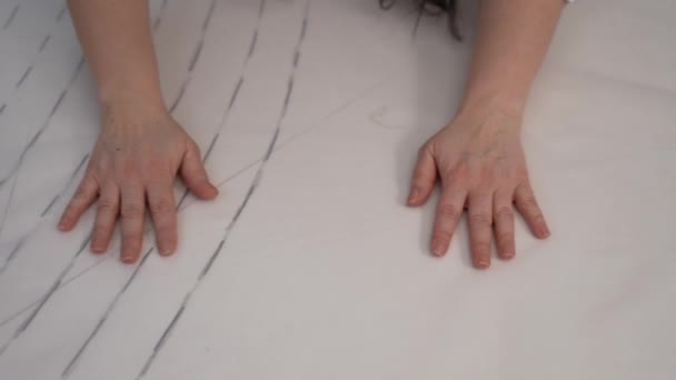 Die Hände Des Modedesigners Legen Den Stoff Und Die Muster — Stockvideo