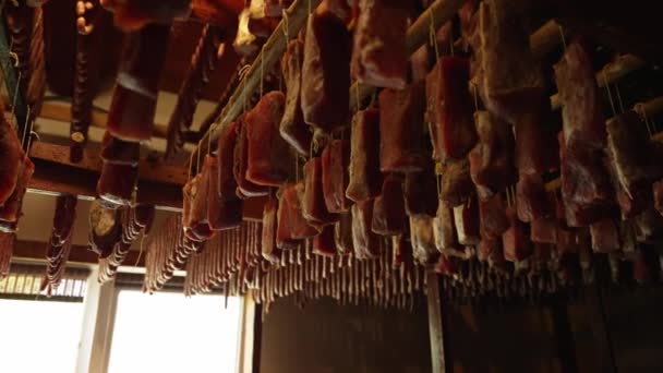 Ωμό Κρέας Κρεμιέται Ξύλινες Σοφίτες Για Στέγνωμα — Αρχείο Βίντεο