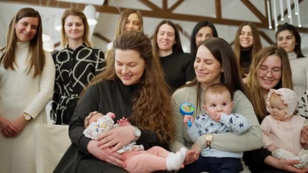 Mujeres Felices Reunieron Para Celebrar Nacimiento Bebés Juntos — Vídeo de stock